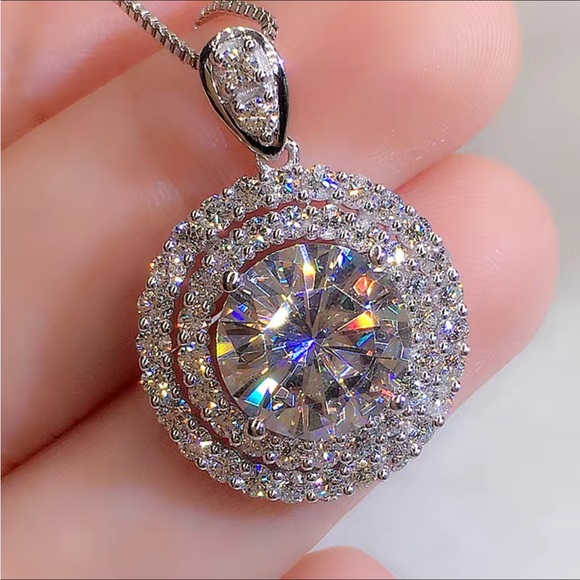 Jewelry - Temporary sold out💎Small 3.2 TCW Halo Circle Diamond Necklace💎